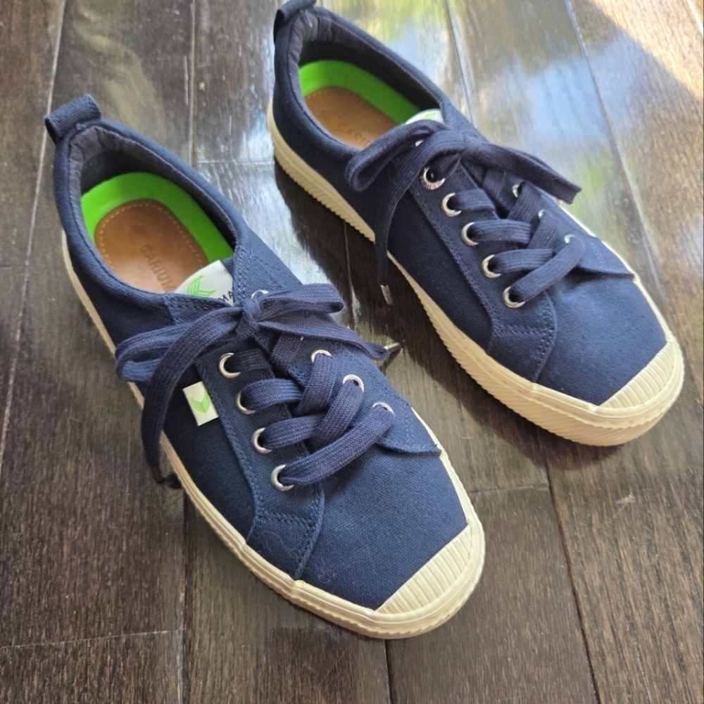 Cariuma Navy Canvas OCA Low Top Sneaker Size 7.5 Women